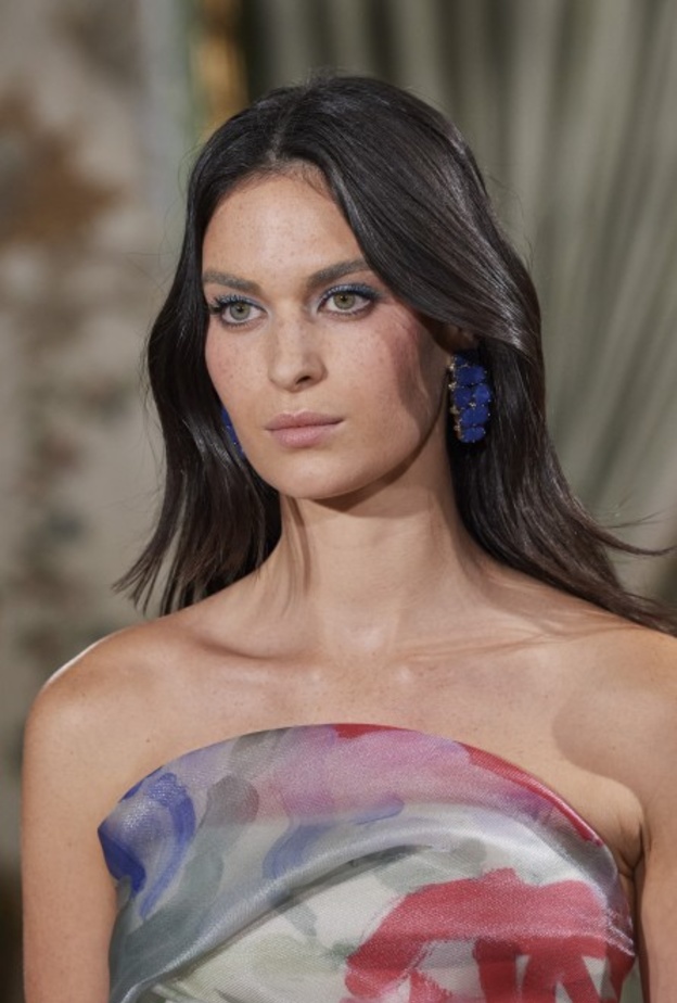 مكياج ناعم وطبيعي مع الظلال الزرقاء لإطلالة مبهجة في شتاء 2022