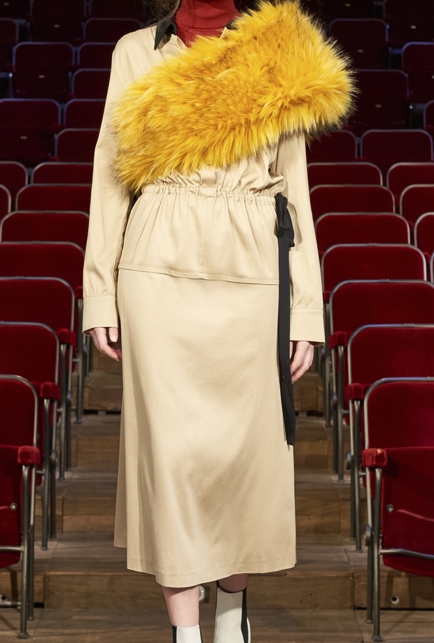 طرق إرتداء موديلات الفرو والريش بأساليب جديدة في شتاء 2022