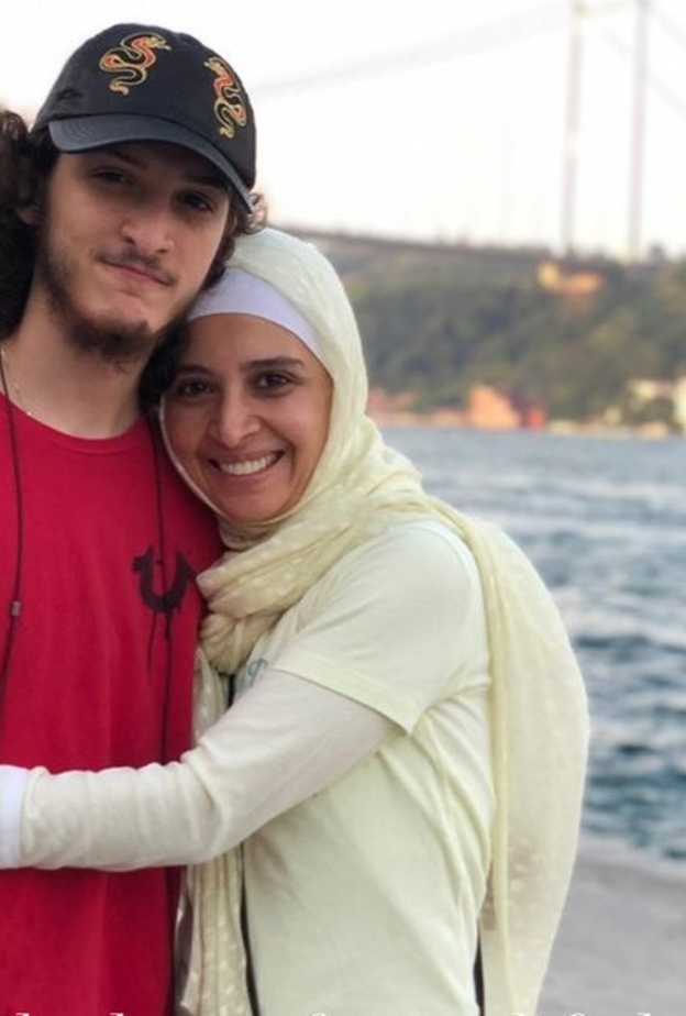 حنان ترك وابنها 