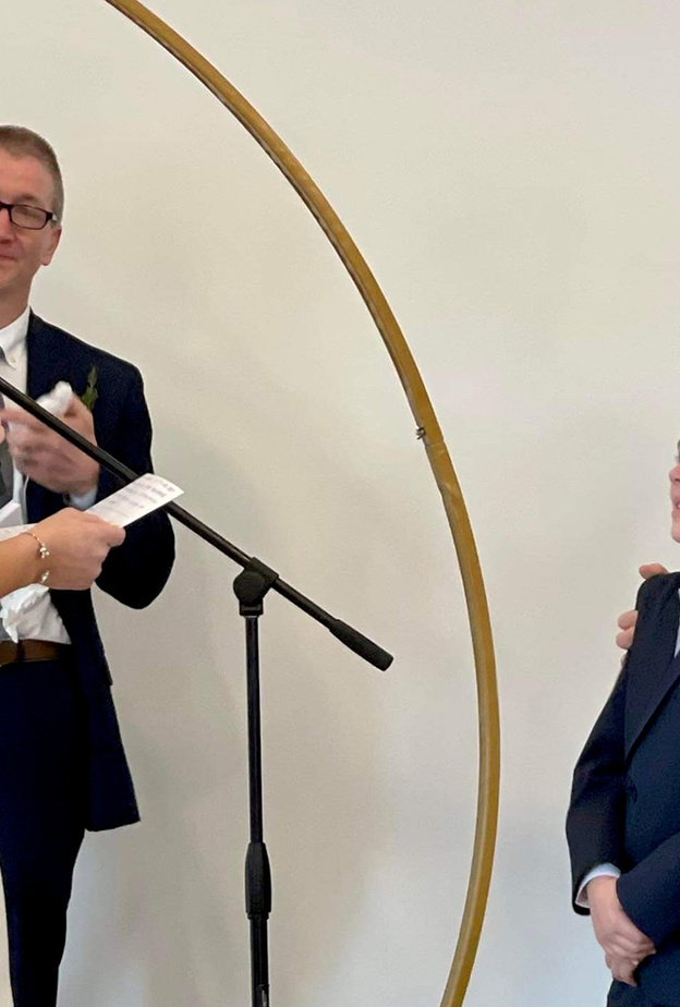 عروس توجه رسالة مؤثرة إلى طفل عريسها في حفل زفافها