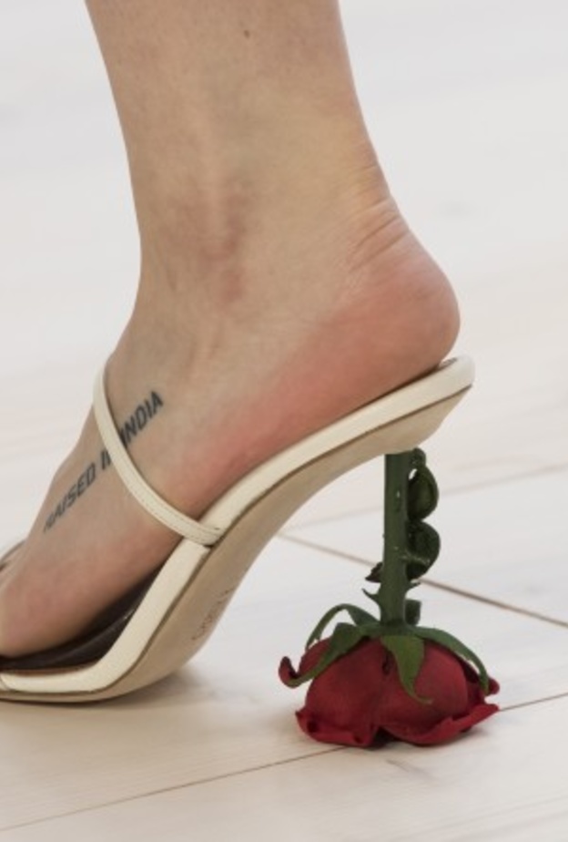 موديلات أحذية بكعوب غريبة لإطلالة جريئة في ربيع 2022