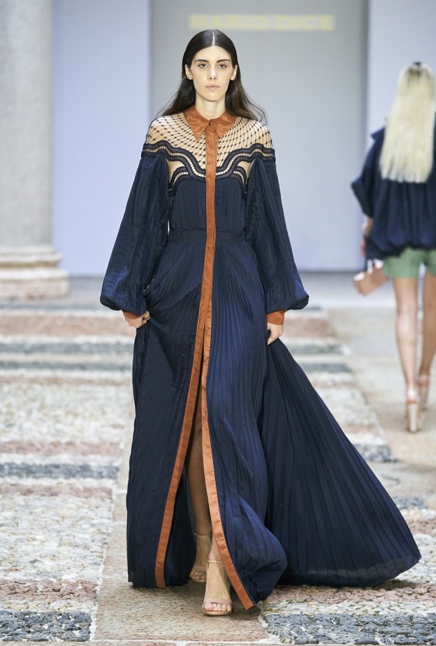 إطلالة محتشمة وراقية لافتة باللّون الكحلي الرائع من Mario Dice