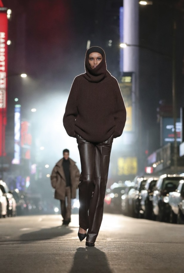 أفكار تنسيق السروال الجلد باللّون البني بإطلالة مونوكروم من Michael Kors