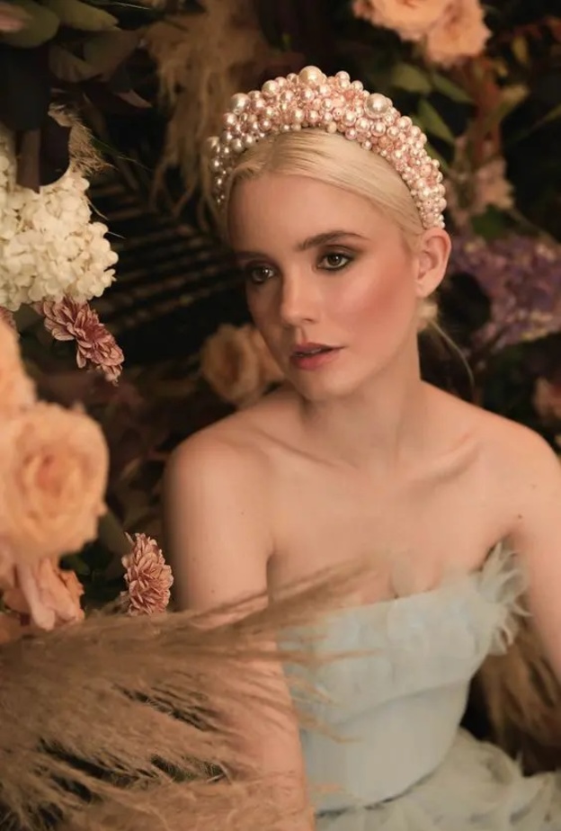 أفكار رائعة لإكسسوارات شعر العروس مرصعة باللؤلؤ