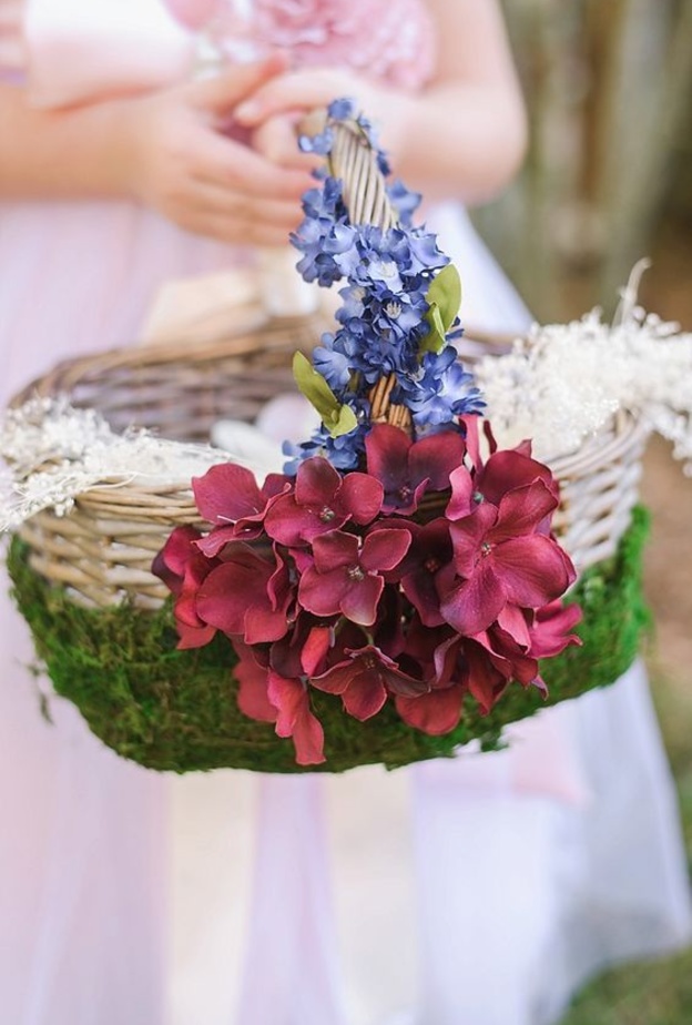 سلال زهور وصيفات الشرف الصغيرات في حفلات الزفاف