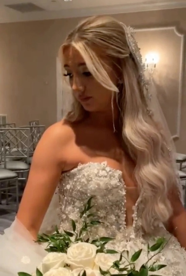 عروس تقص فستان زفافها بمساعدة أصدقائها