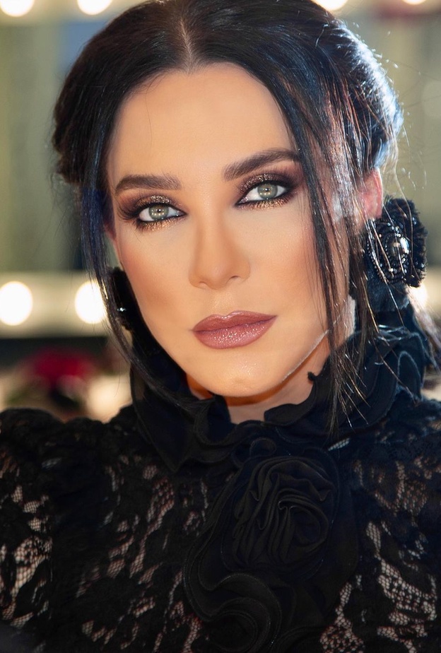 سلاف فواخرجي بإطلالة مكياج براق 