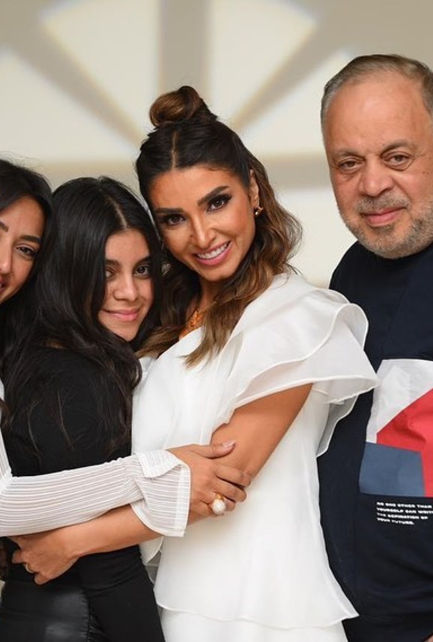 روجينا تنشر لقطات عائلية مميزة لزوجها وابنيتها الشابتين :" أنتم أعظم حاجة في عمري"