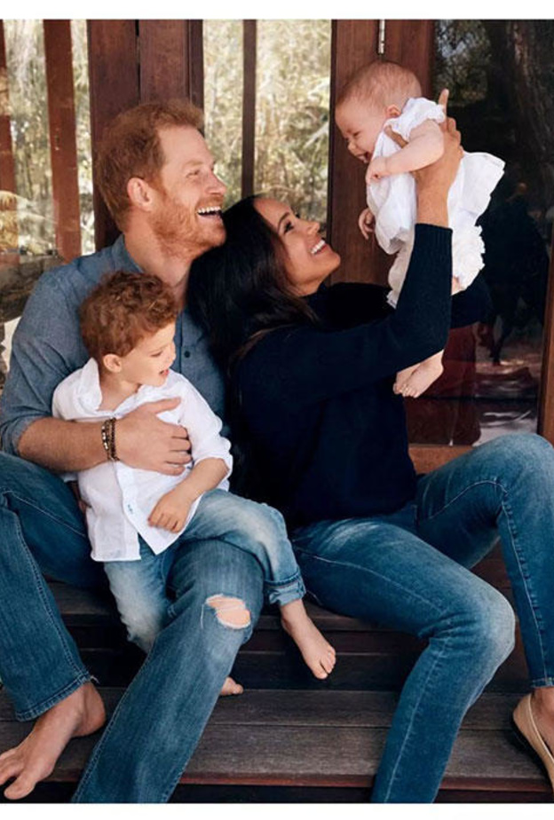 بطاقة نهاية العام لهاري وميغان مع آرتشي وليليبيت ديانا