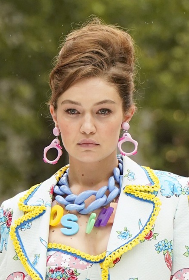 تسريحات شعر مرفوع بطرق عصرية وملفتة أحدث صيحات ربيع 2022