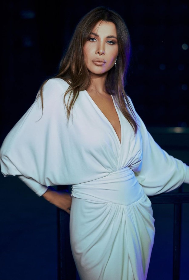 نانسي عجرم تستقبل بداية العام بتغيير لافت في إطلالتها وتتألق بالأبيض