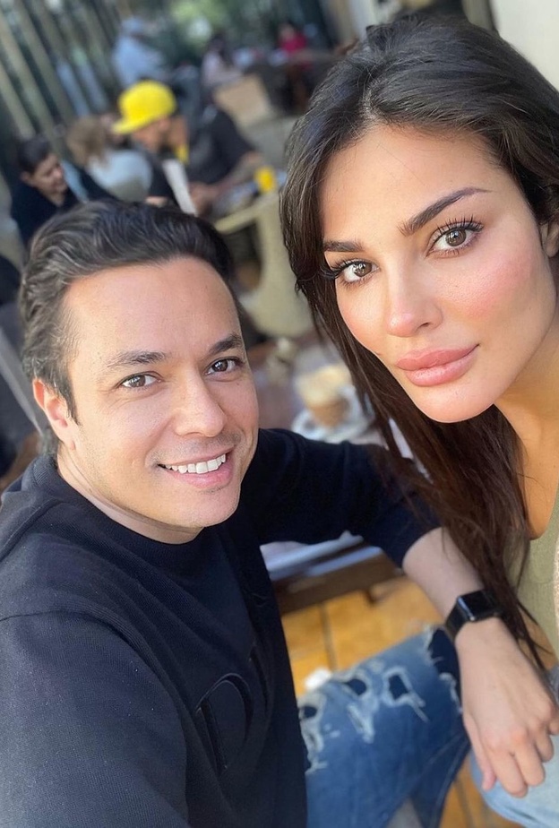 نادين نجيم تحتفل بعيد ميلاد صديقتها وتلتقي بشقيقها بلقاء عائلي..هل يشبهها؟