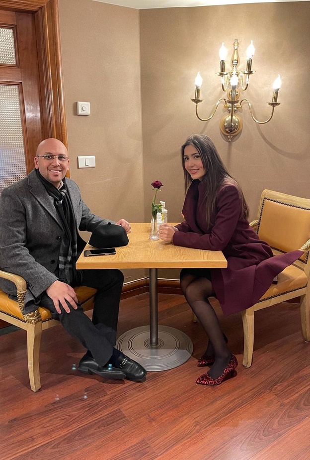 زوج الفنانة جنات يحتفل بعيد ميلادها بلقطات رومانسية