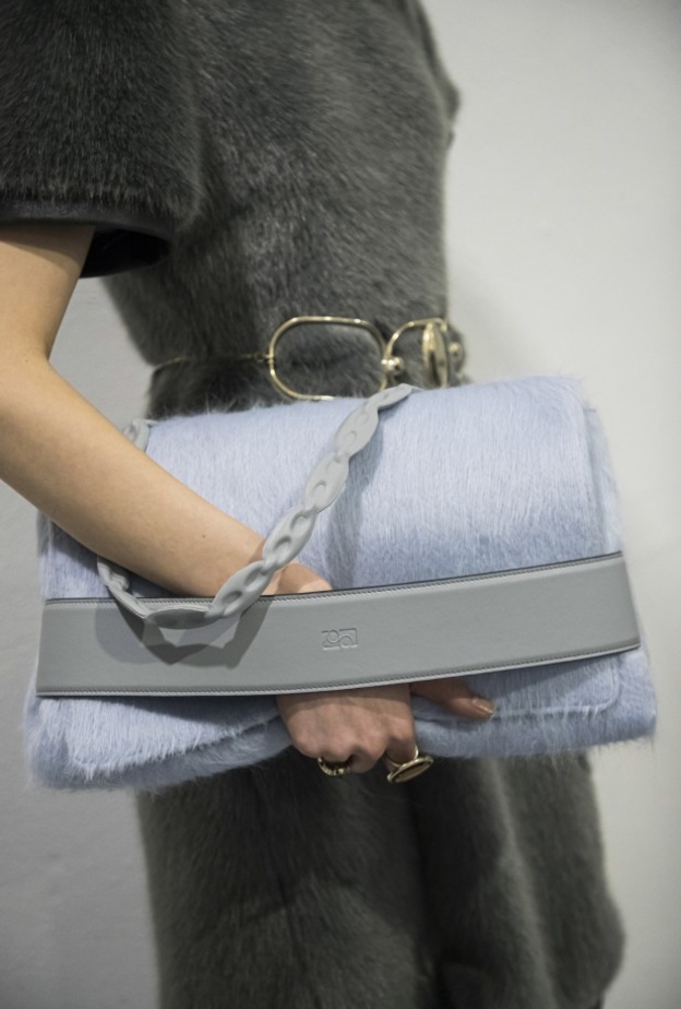 من بين موديلات حقائب يد 2022 حقيبة يد زرقاء لافتة من Ports 1961 مع سلسال باللّون نفسه