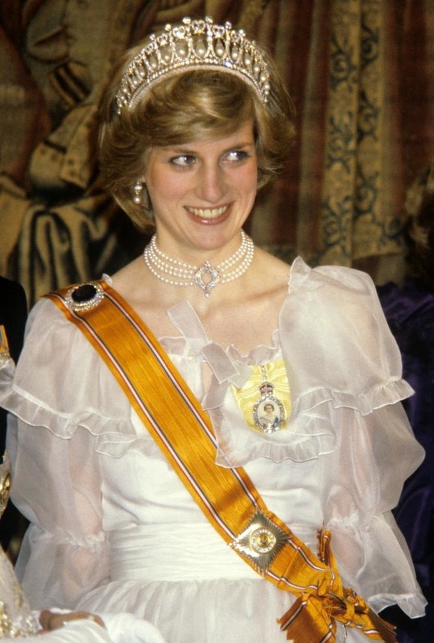 الأميرة ديانا تتزين بشوكر اللؤلؤ الياباني ذو الأربعة صفوف