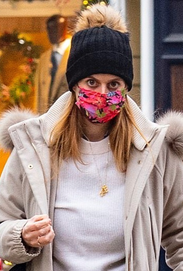 الأميرة بياتريس تظهر بقلادة تحمل الأحرف الأولى من أسماء زوجها وطفلتهما وطفل زوجها