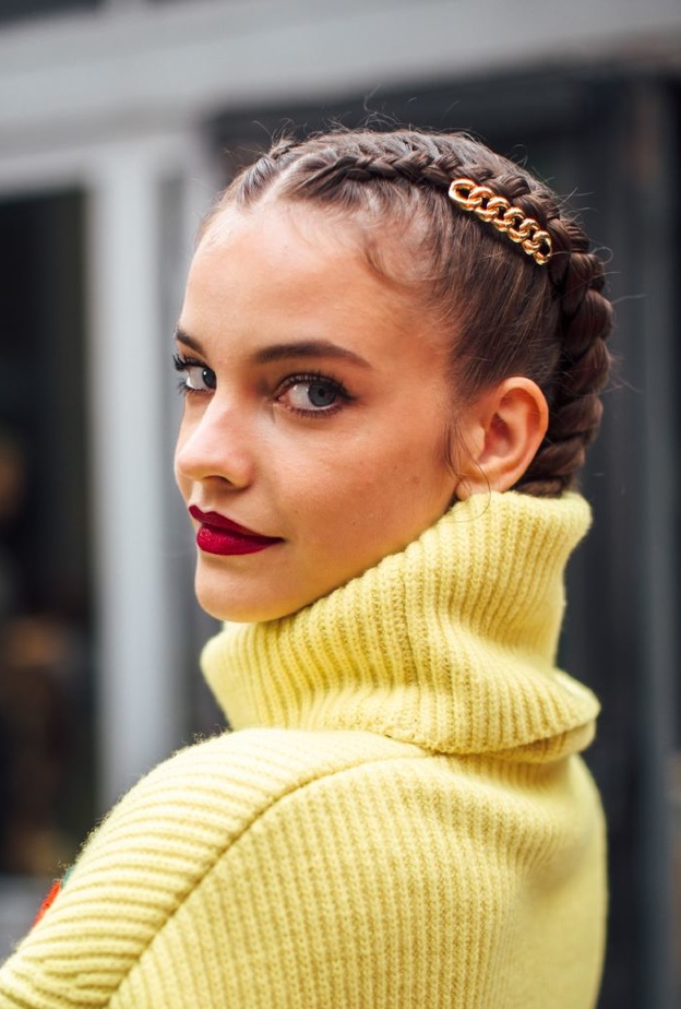 أكسسوارات شعر عصرية بأسلوب الستريت ستايل لإطلالات ربيع 2022