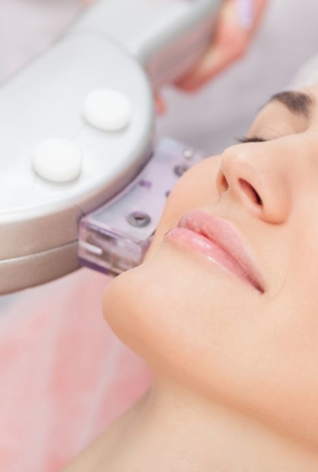 الفرق بين تقنية الهايفو لشد الوجه والليزر وأيهما أفضل