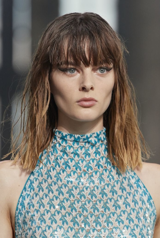 تسريحات شعر مالسة مع الغرة الأمامية أحدث صيحات ربيع 2022