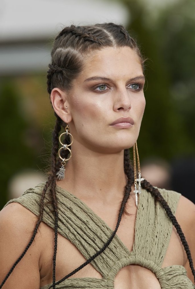 تسريحات شعر عصرية وشبابية مع الضفائر أجدد إطلالات ربيع 2022