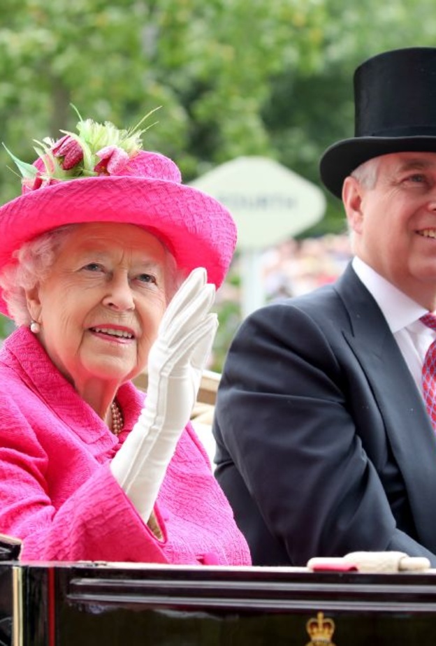 اتهامات للملكة بالكيل بمكيالين عند تعاملها مع أزمة أندرو مقابل تعاملها مع أزمة هاري