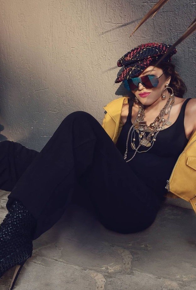 سميرة سعيد بإطلالات أنيقة وغير مألوفة أظهرتها في عمر أصغر تزامنًا مع عيد ميلادها..شاهدوا