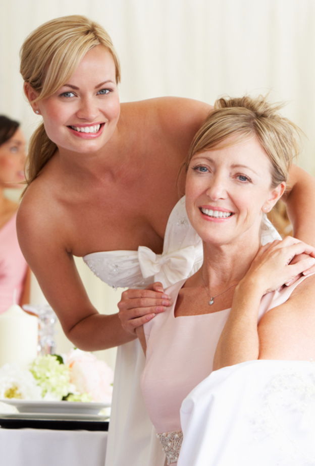 shutterstock_الاضواء ستسلط على والدة العروس في يوم زفاف ابنتها