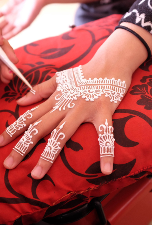 shutterstock_نسقي رسومات الحناء مع خبيرة نقش الحناء قبل الحفل
