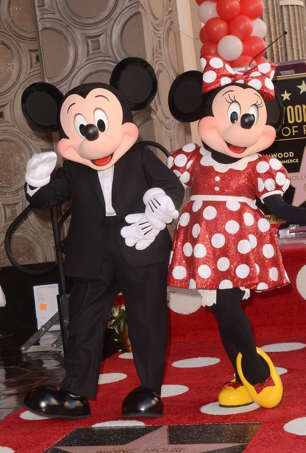 ميني ماوس تتخلًى عن فستانها الأحمر فماذا سترتدي؟