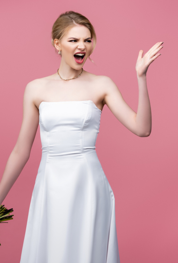 shutterstock_عروس غاضبة تمزق 32 فستان زفاف