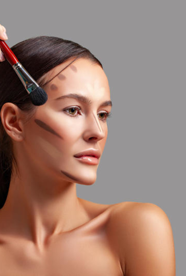 حيل ذكية بالمكياج لشد الوجه وإبراز ملامحه