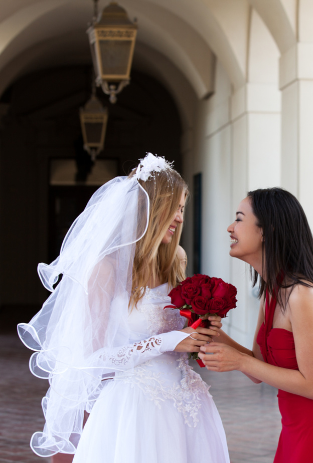 shutterstock_خلاف بين عروس وصديقتها بسبب الطعام النباتي