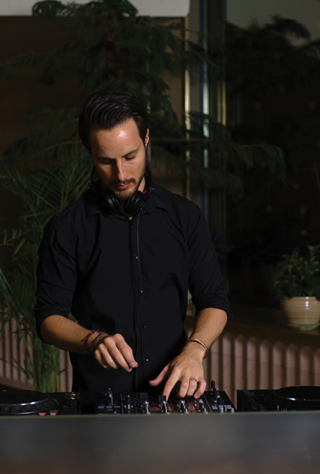 مطعم "ميراكي الرياض" يُطلق للمرّة الأولى مساحة خاصّة بمنسّق الأغاني مع "رومان"