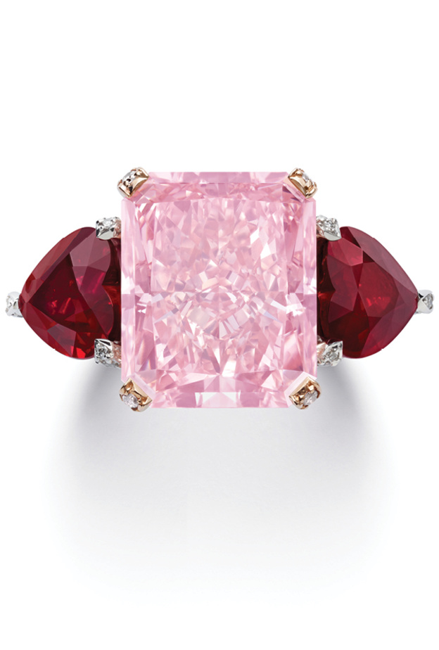 شوبارد تكشف عن تشكيلة من الأحجار النادرة بما فيها  حجر زمرد خام بوزن 6225 قيراط وحجر ألماس وردي بوزن 10.88 قيراط وحجر ألماس أزرق بوزن 4.22 قيراط