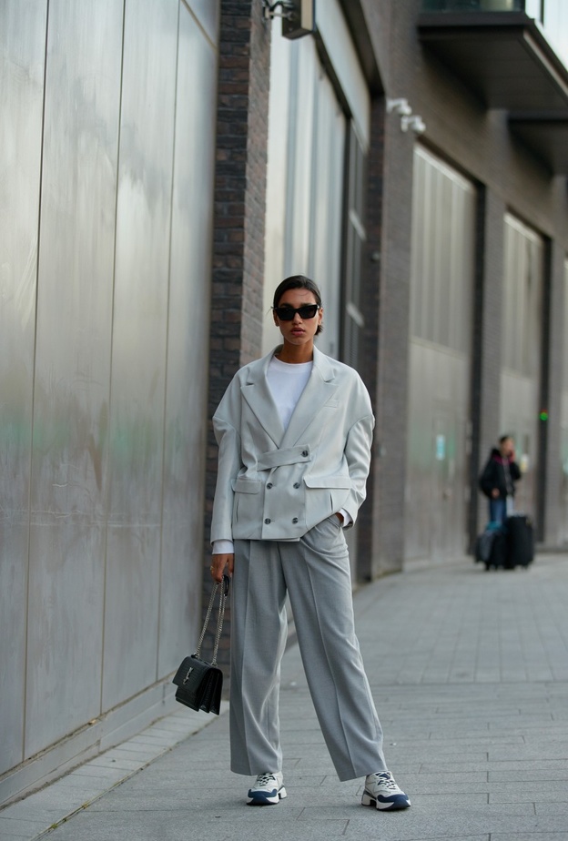 طرق تنسيق حذاء السنيكرز مع البدل الرسمية لإطلالة أنيقة وعصرية