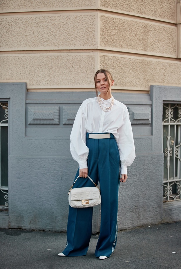 تنسيق سروال واسع من الدنيم مع قميص أبيض لإطلالة أنيقة