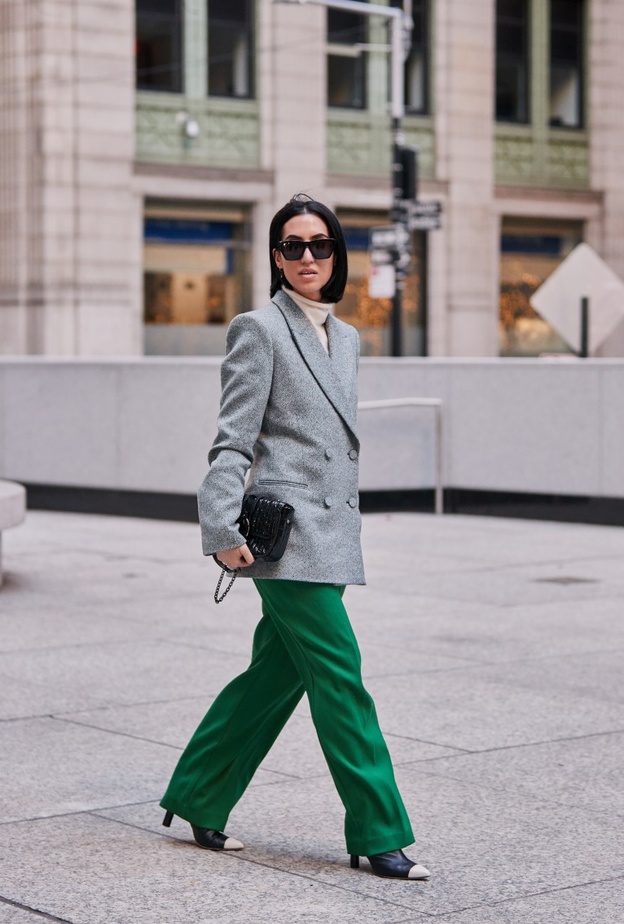 أفكار تنسيق السراويل الملونة مع بلايزر بأسلوب رسمي عصري