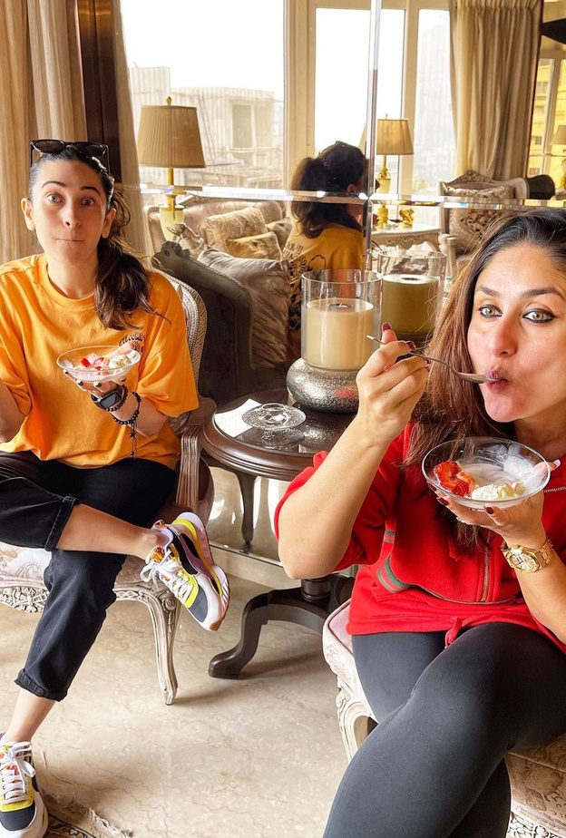 أحدث صور كارينا كابور وهي تستمتع بتناول الأيس كريم بصحبة شقيقتها