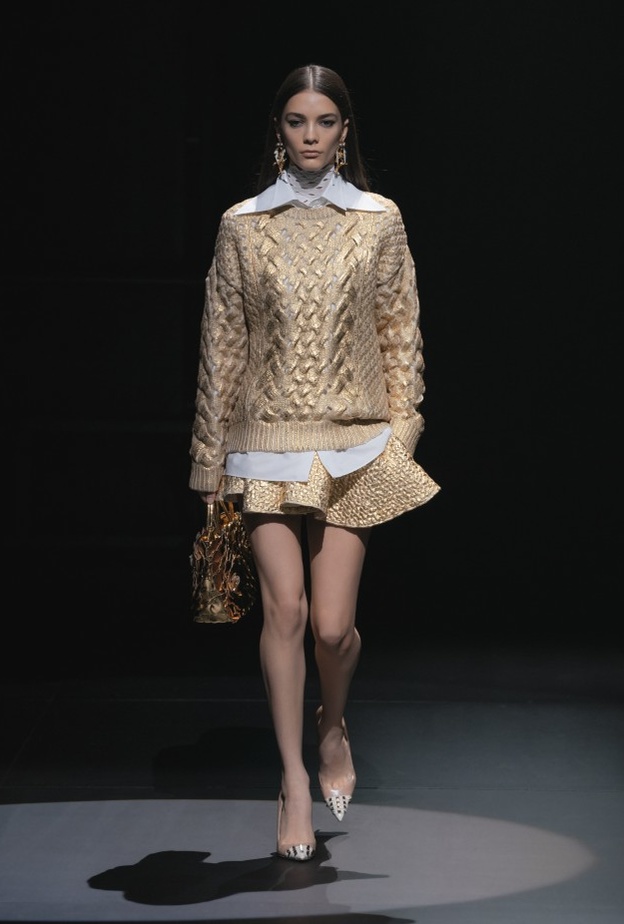 تنسيق تنورة قصيرة بكسرات بإطلالة شيك من Valentino