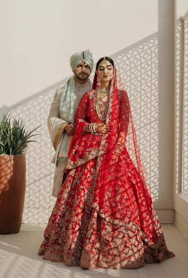 عريس وعروس يقيمان منافسة طريفة بينهما في حفل زفافها