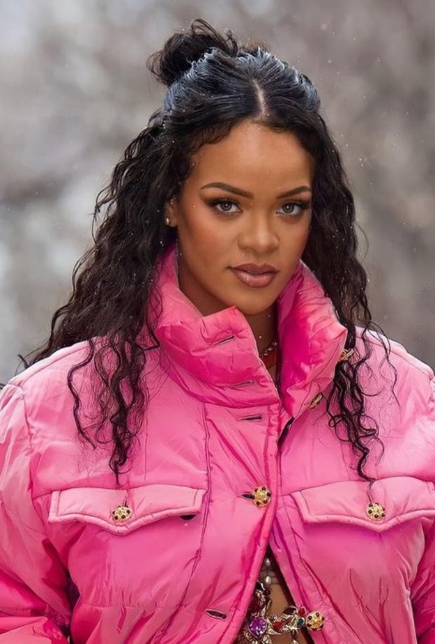 أبرز إطلالات ريهانا الجمالية بعد الكشف عن حملها في أحدث ظهور لها