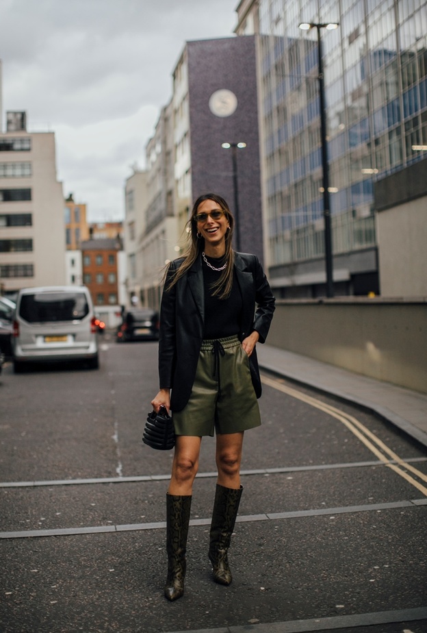 أبقي السترة أو البليزر مفتوحة لكي تخلقي عمودًا مركزيًا طويلًا