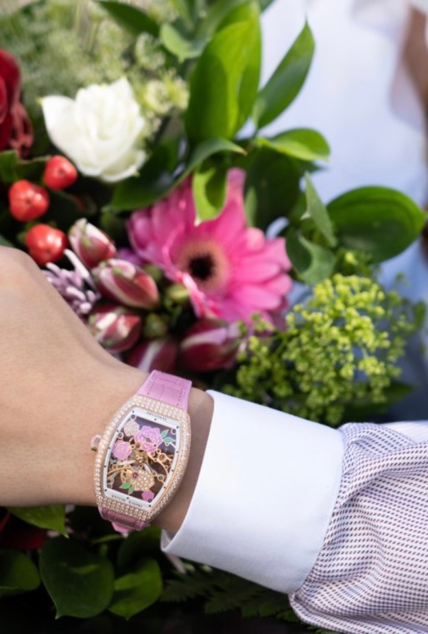 أجمل ساعات يد باللون الوردي لاطلالة عيد الحب