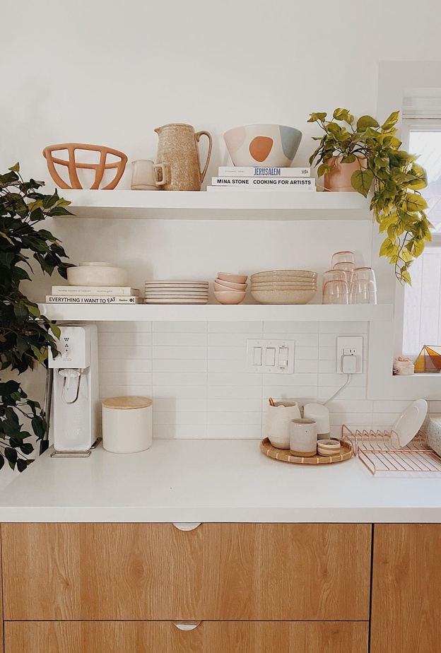 أطباق ملونة بدرجات الباستيل تزيين الرفوف المفتوحة لمطبخ عصري