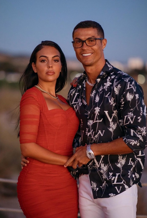 أطلت جورجينا بفستان أحمر تميّز بقصته الضيقة مع الأكمام الشفافة