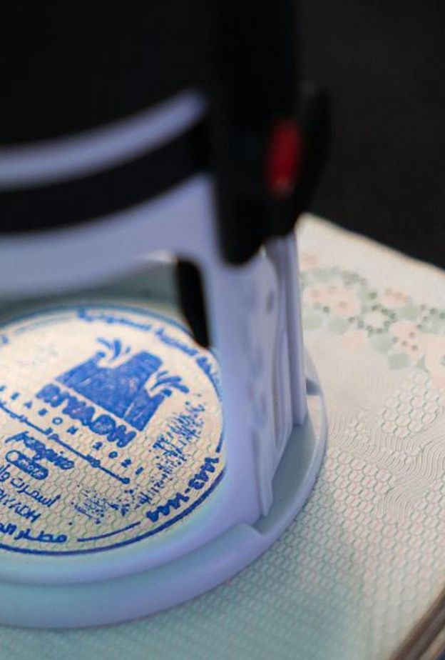 ألوان الترحيب على جوازات سفر ضيوف المملكة وزوارها