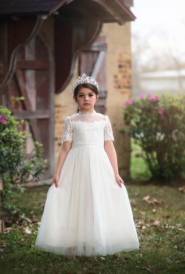 طفلة تتسبب في طرد والدتها من حفل زفاف