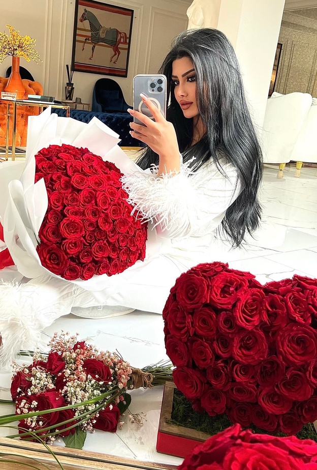 إطلالة ملكة كابلي في شهر فبراير