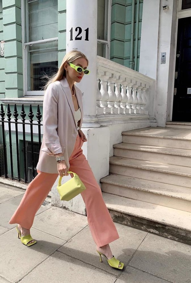 إن كنت من عشاق الألوان الباستيل يمكنك إختيار لونين لإطلالتك والتألق بهما