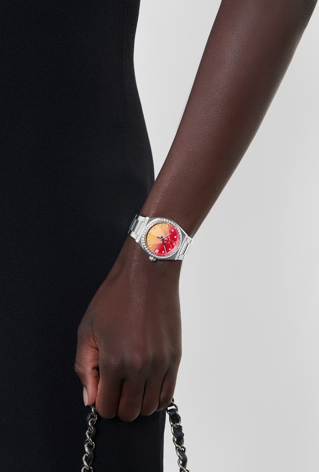 احصلي على إطلالة جذابة ملفتة بالساعات الحمراء (1)